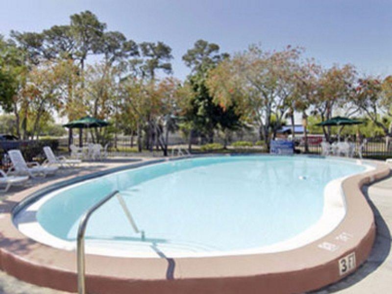 Days Inn By Wyndham Bradenton - Near The Gulf Экстерьер фото